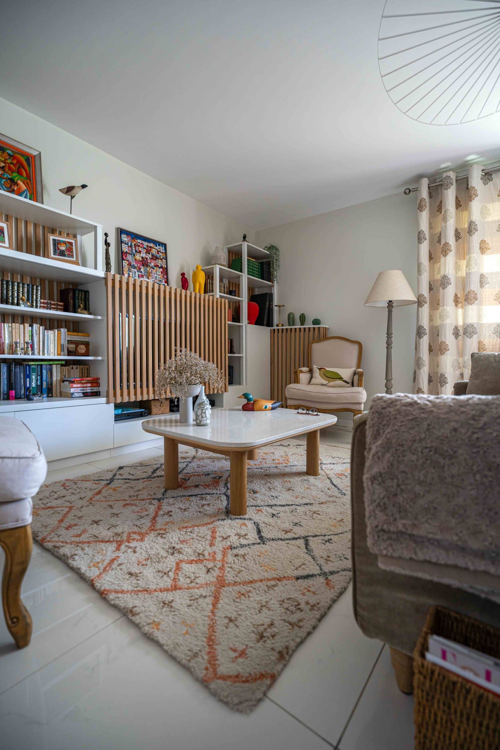 salon vintage blanc et bois clair imaginé par Aléna Zuliani – Azai architecture
