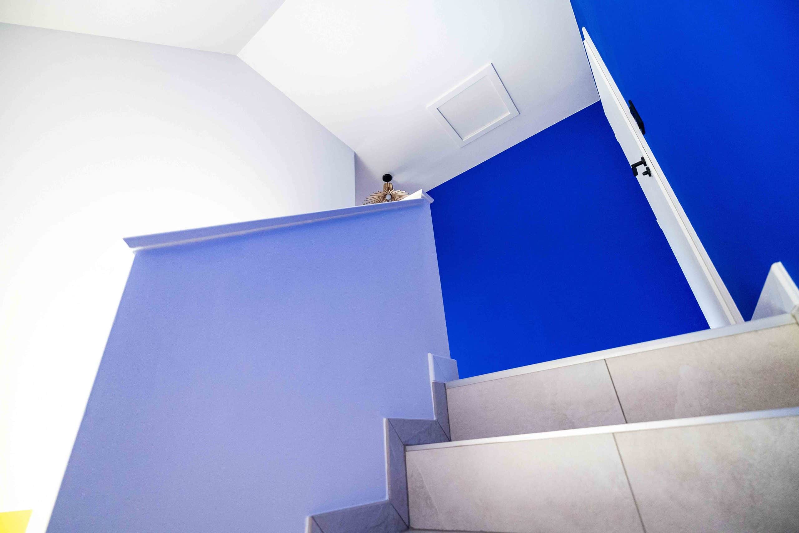 cage d'escalier en carrelage avec mur bleu fait par Aléna Zuliani – Azai architecture.